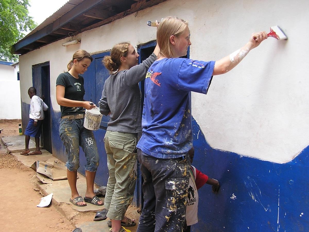 1200x900 What Are High School Specials Projects Abroad - Volunteer Painting