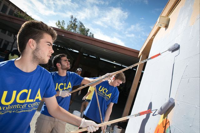 640x426 A Day To Make A Difference Bruins Fan Out Across Los Angeles - Volunteer Painting