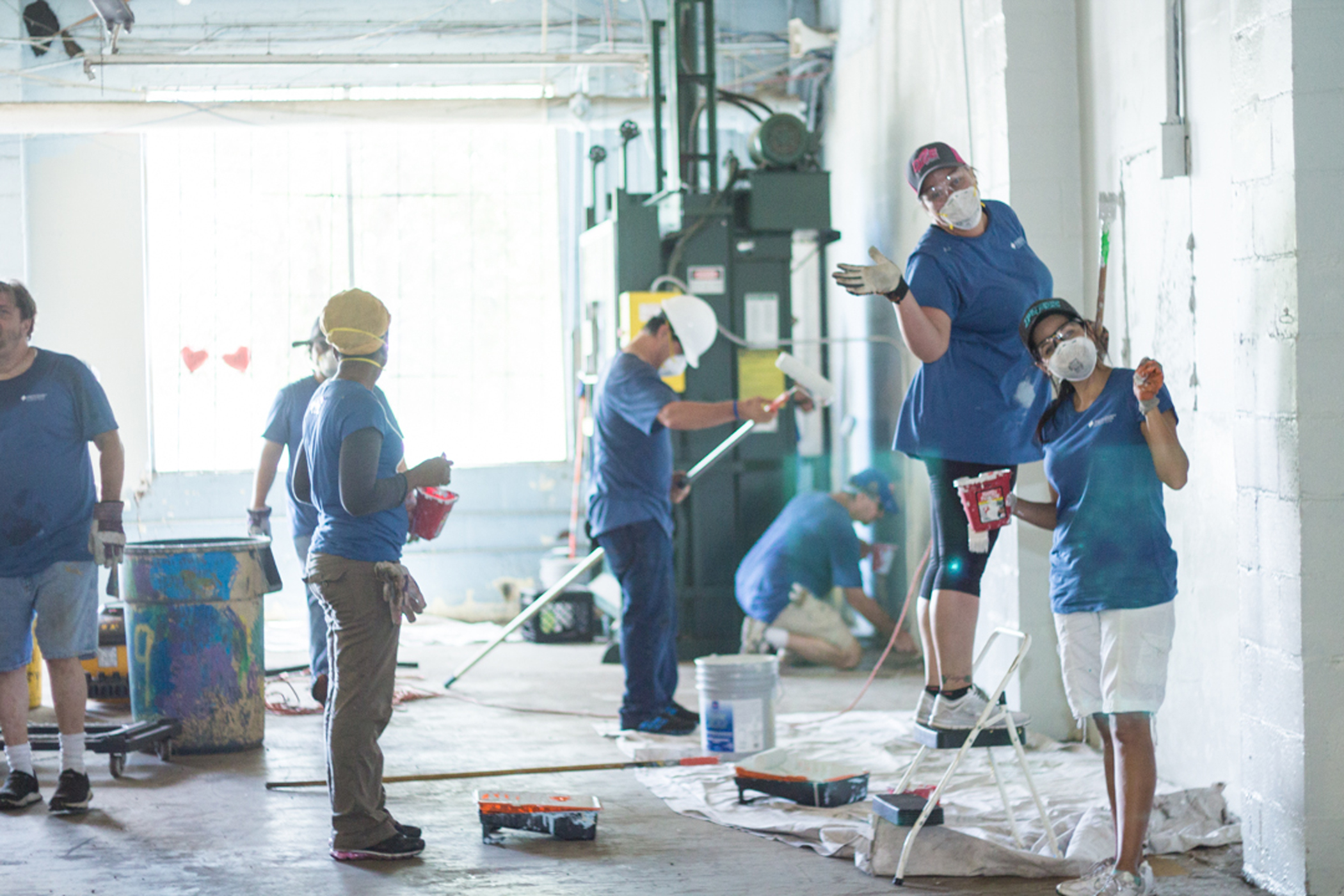 2100x1400 Adu Spends A Day Volunteering Adu - Volunteer Painting