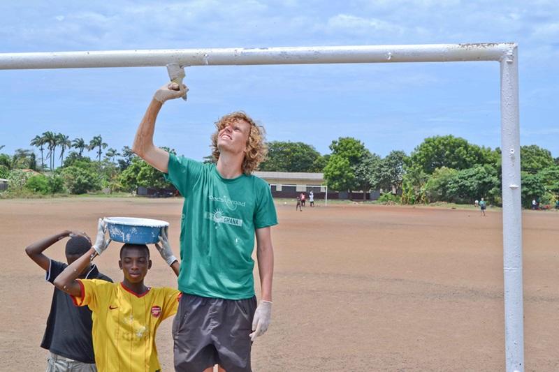 800x533 Childcare Policies Projects Abroad - Volunteer Painting