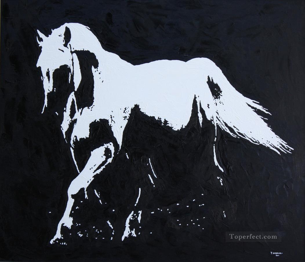 Белая лошадь на черном фоне картины