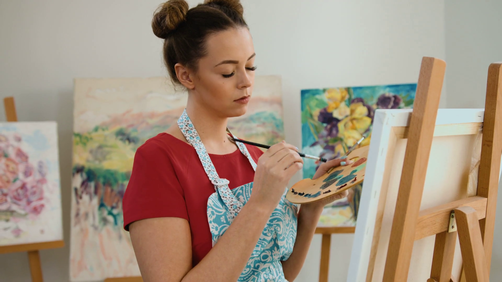 1920x1080 Beautiful Woman Mixing Colors And Doing Canvas Painting In Her Art - Woman Canvas Painting