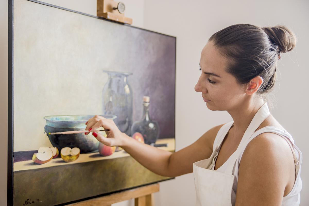 1200x801 Popular Canvas Painting Patterns To Uplift Your Creative Instincts - Woman Painting On Canvas