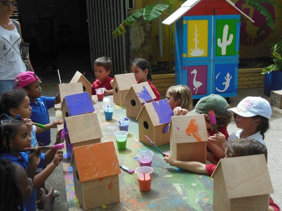 550x412 School Kids Painting Birdhouses. - Zoo Painting For Kids