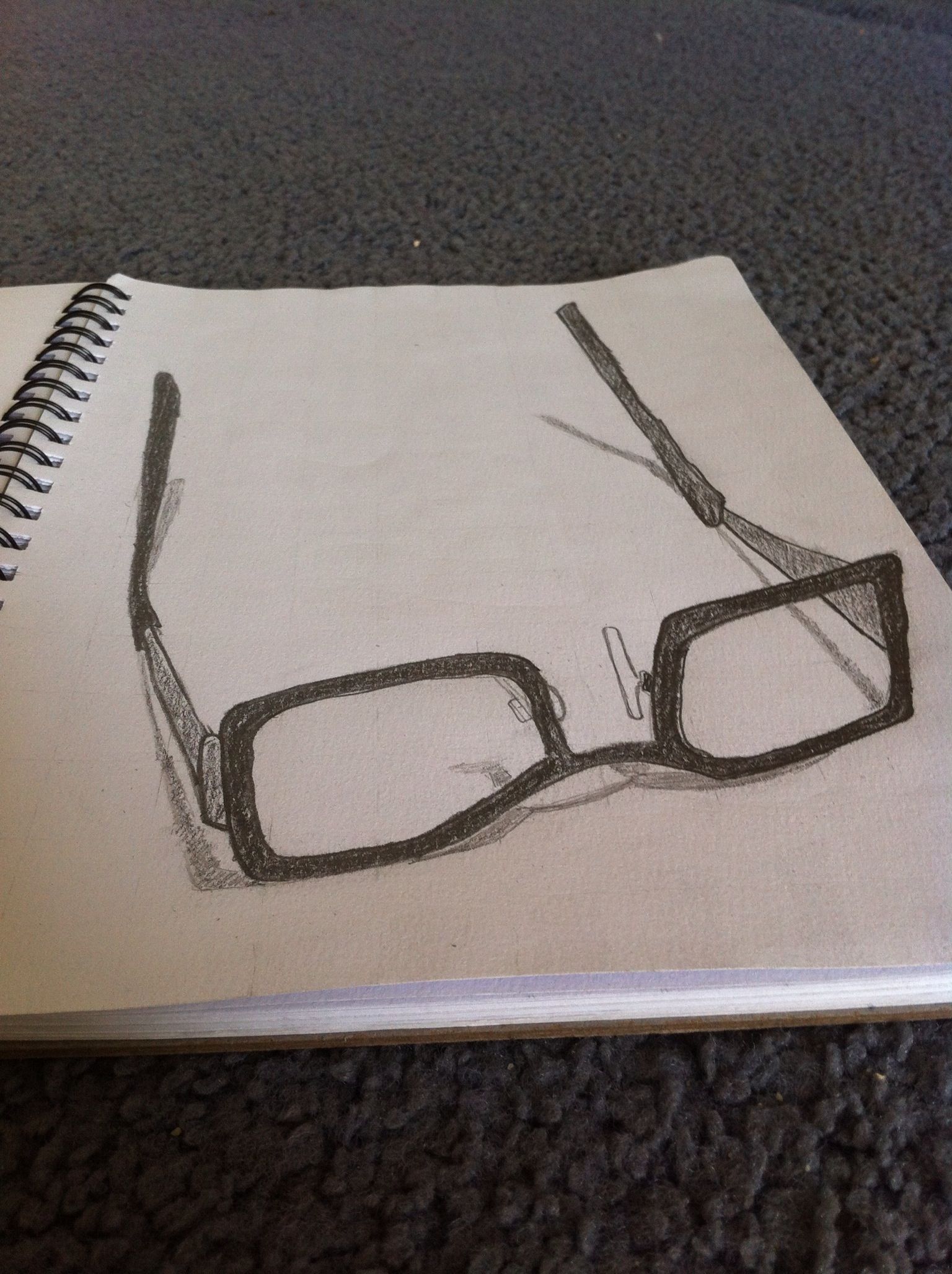Треснутые очки рисунок карандашом
