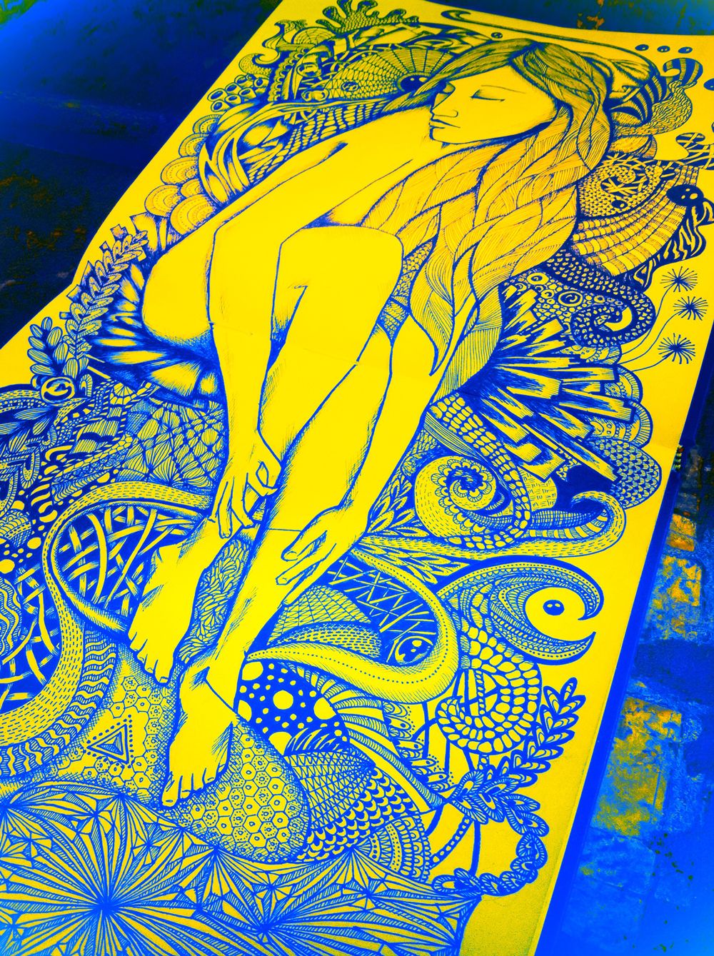 1000x1339 Black And White Lady Illustration In Blue And Yellow - Black And Yellow Sketch