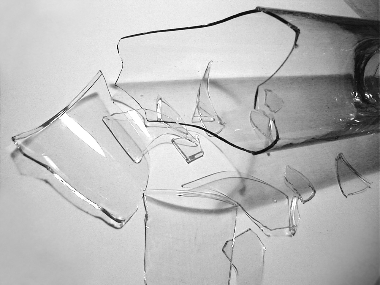 1280x960 Free Image Of Broken Glass Bottle Pieces Over Gray - Broken Glass Sketch