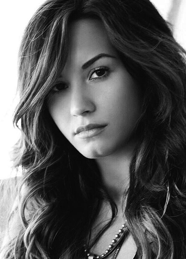 600x836 How To Draw Demi Lovato Draw Famous Faces - Demi Lovato Sketch