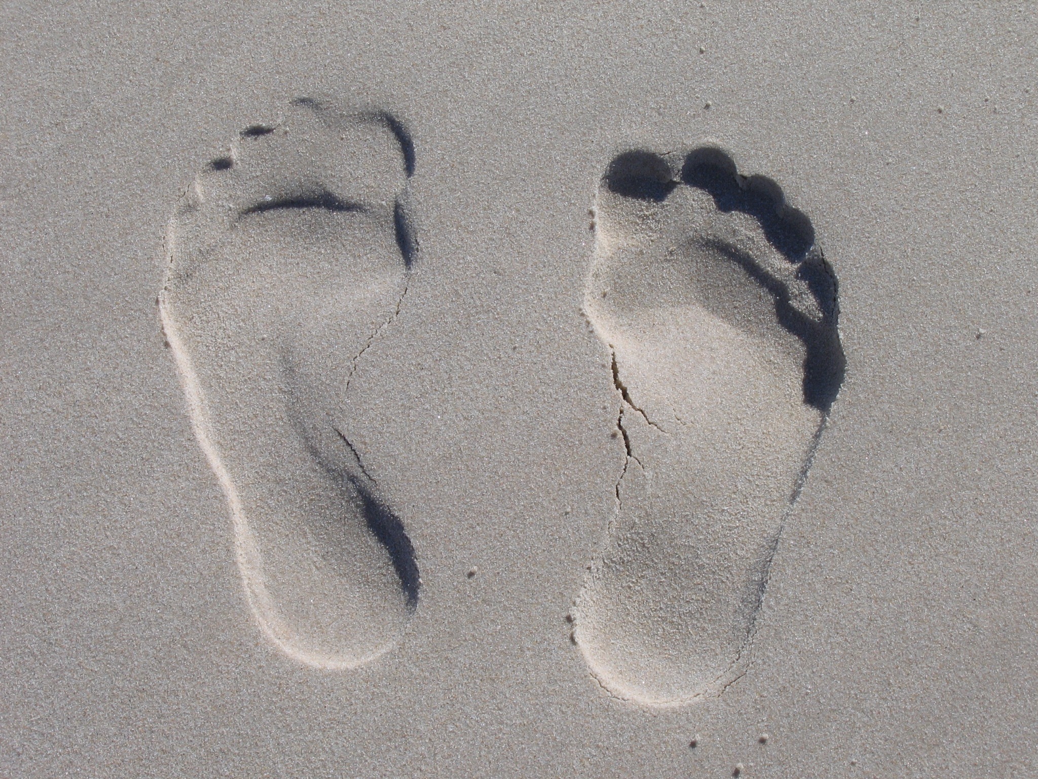 2048x1536 Free Images Hand, Sea, Shoe, White, Footprint, Feet, Summer, Leg - Footprints In The Sand Sketch