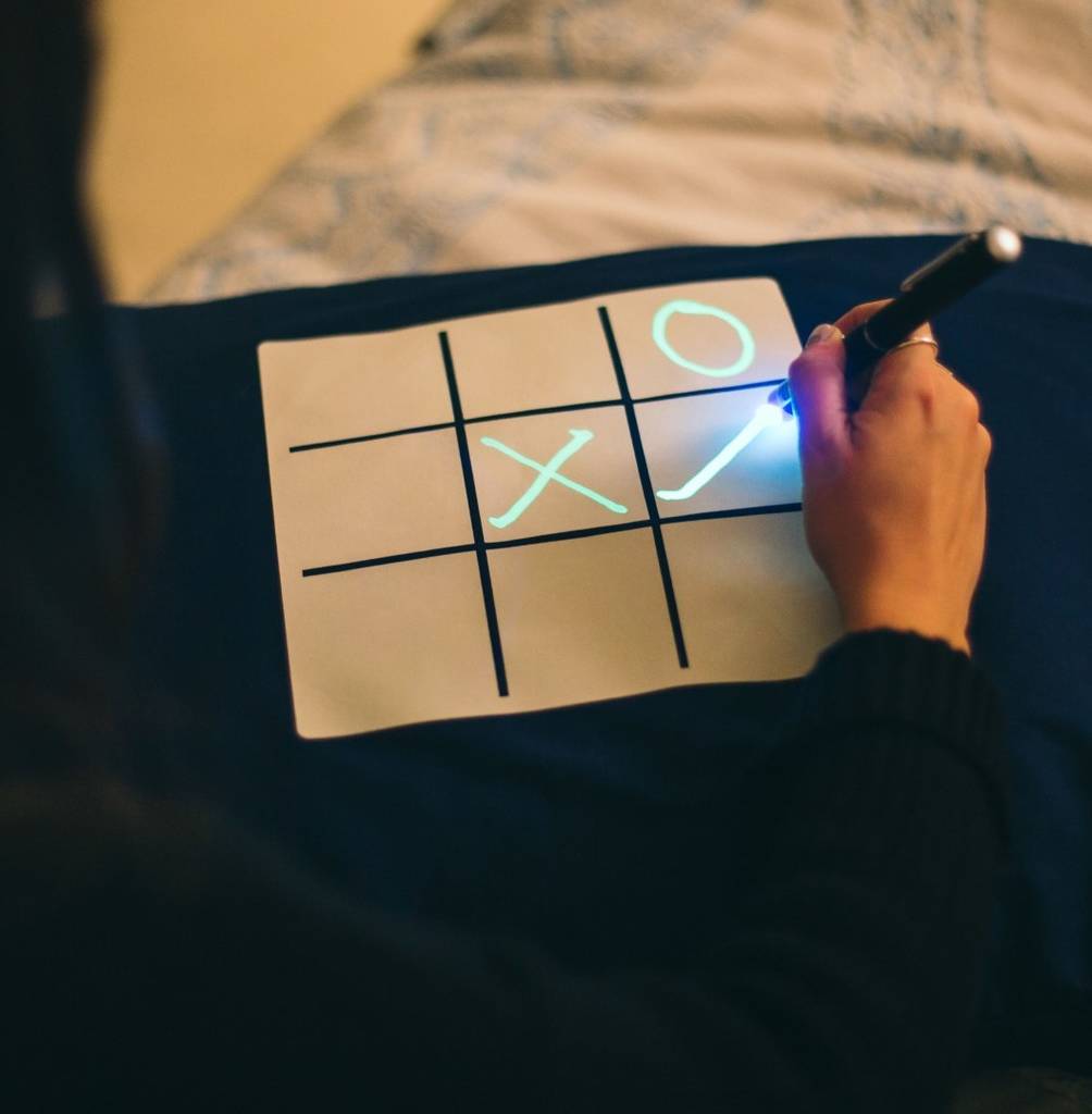 1004x1024 Glow Sketch Noughts And Crosses By Illuminated Apparel - Glow Sketch