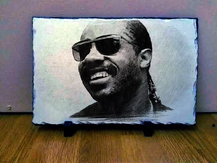 704x528 Stevie Wonder Sketch Art Portrait On Slate 12x8 Rare Memorabilia - Stevie Wonder Sketch